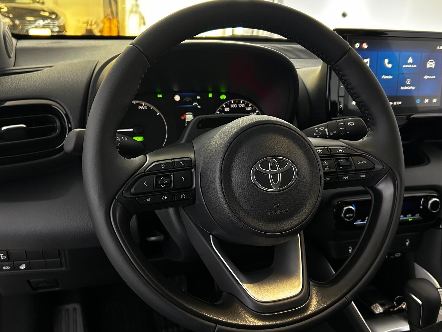 TOYOTA Yaris 18