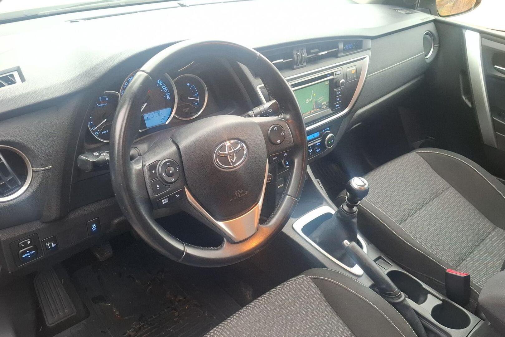 TOYOTA Auris 2015