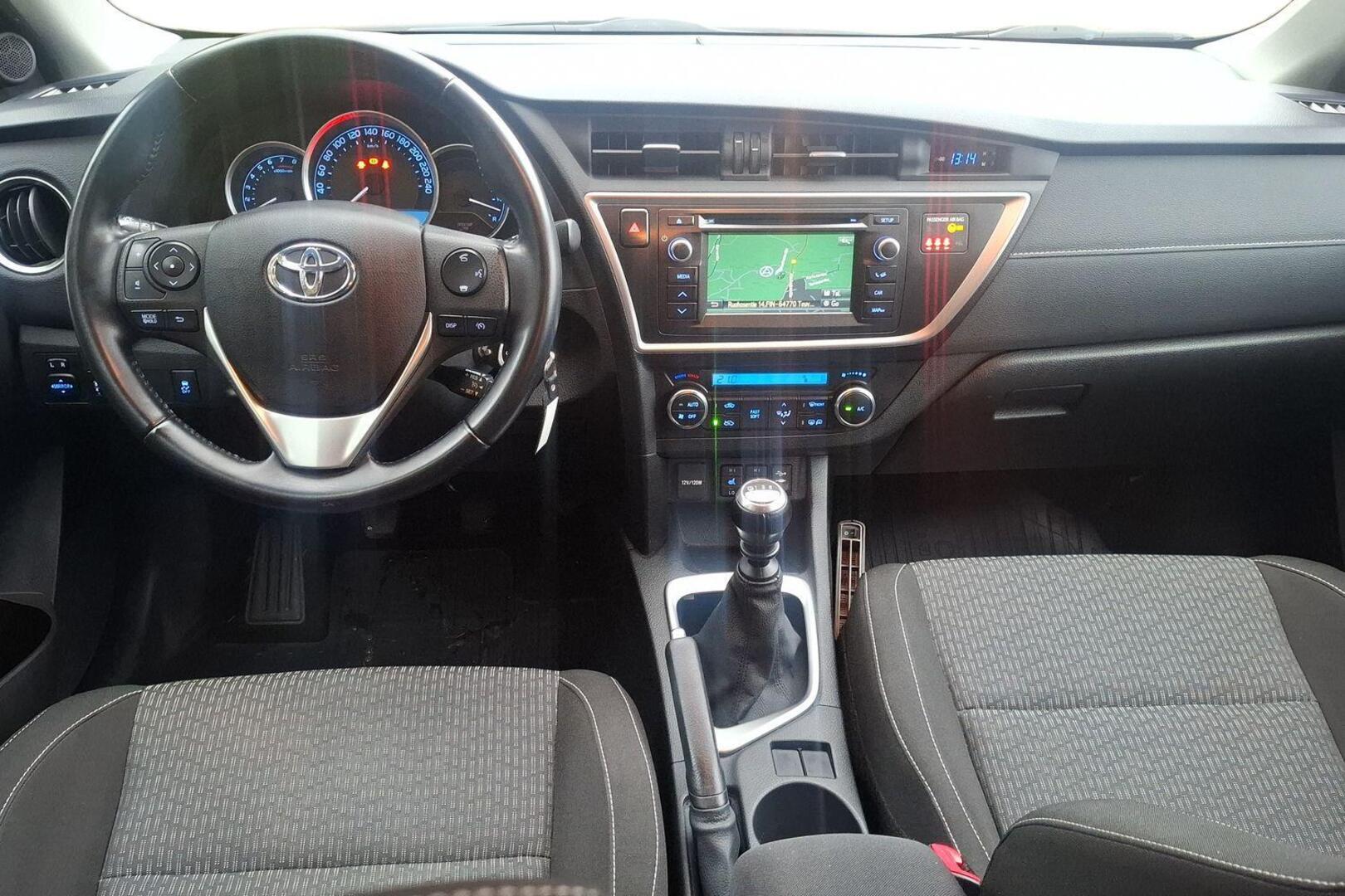 TOYOTA Auris 2015