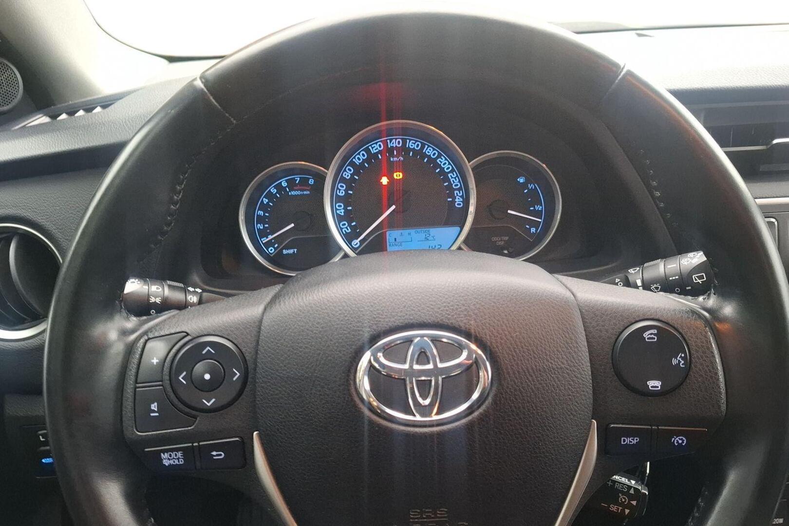 TOYOTA Auris 2015