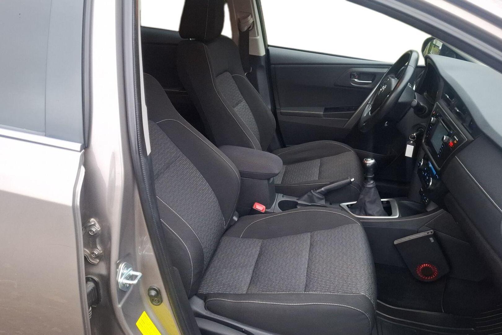 TOYOTA Auris 2015