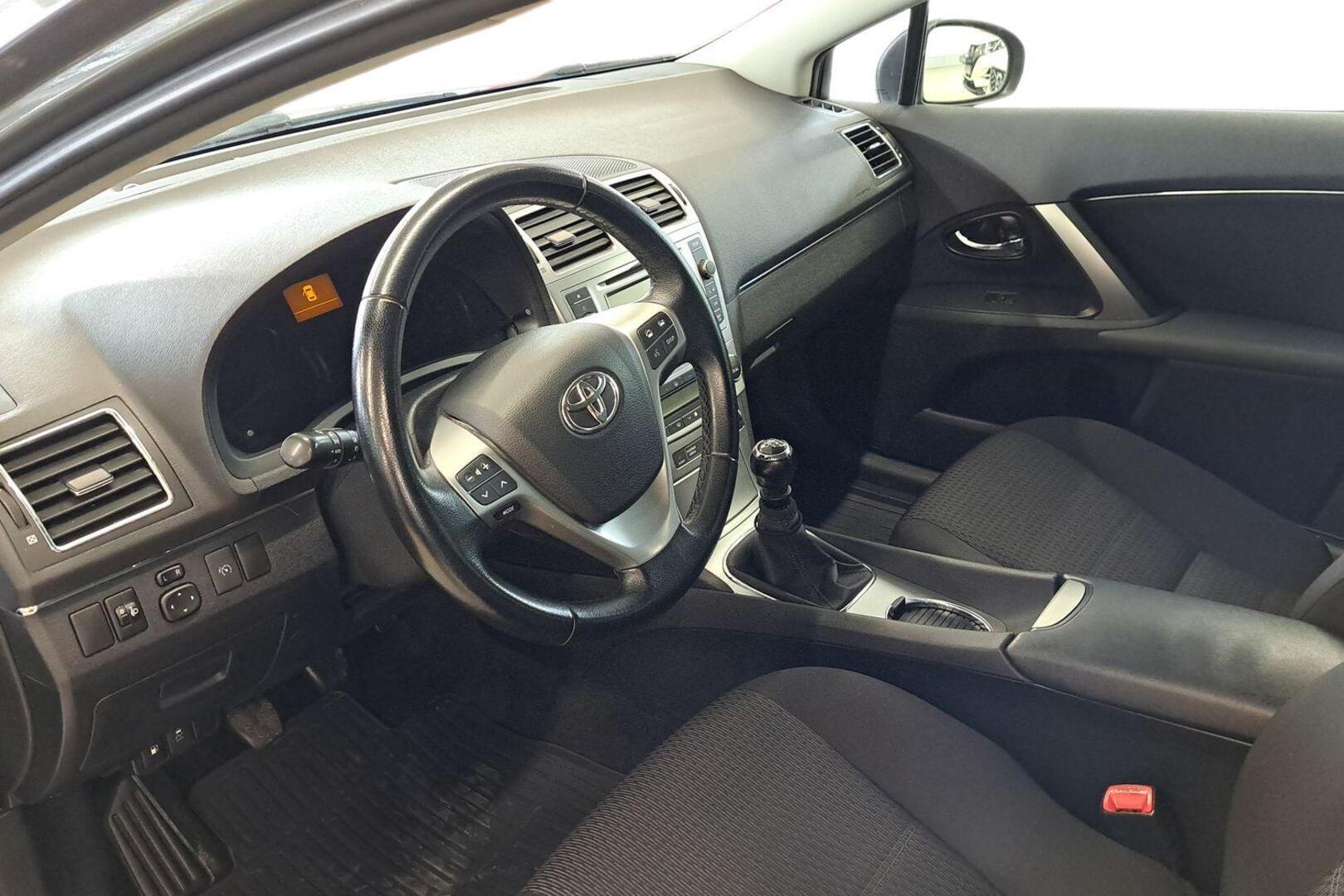 TOYOTA Avensis 2012