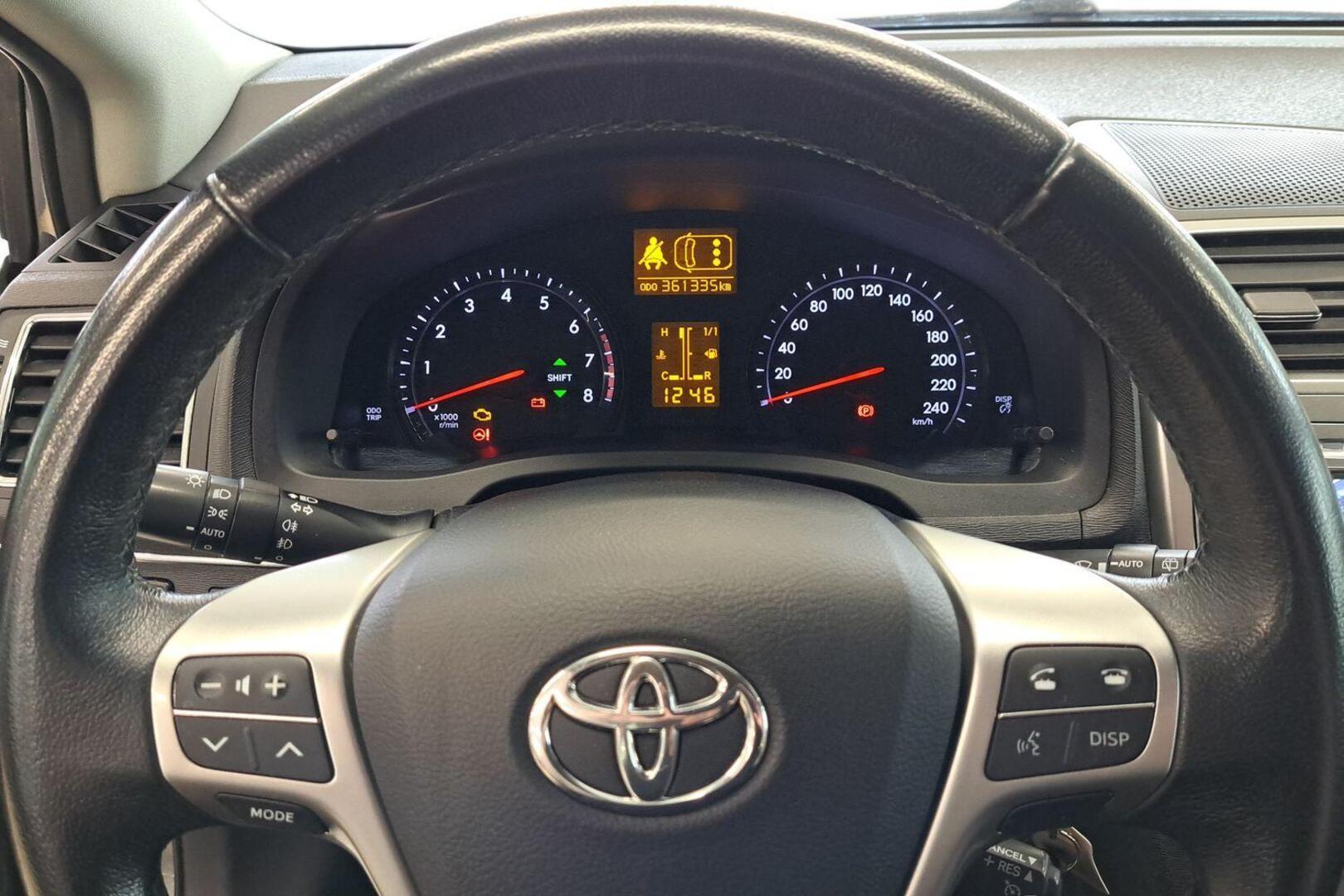 TOYOTA Avensis 2012