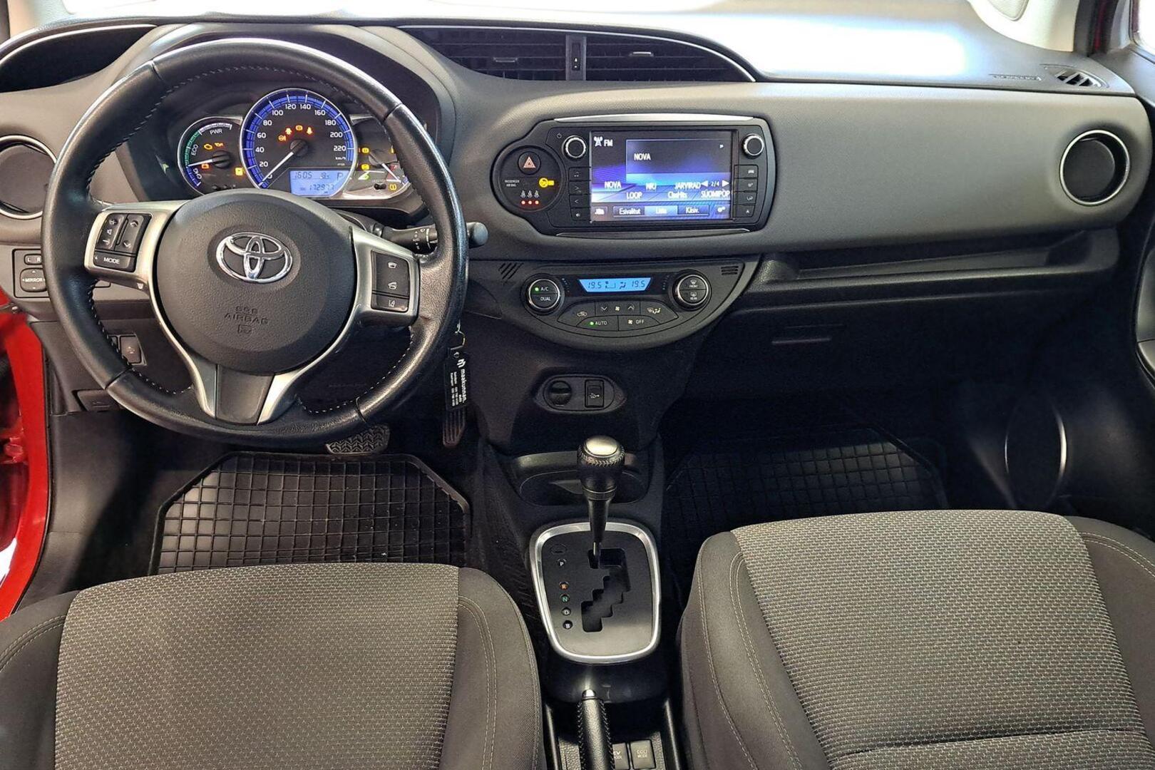 TOYOTA Yaris 2017