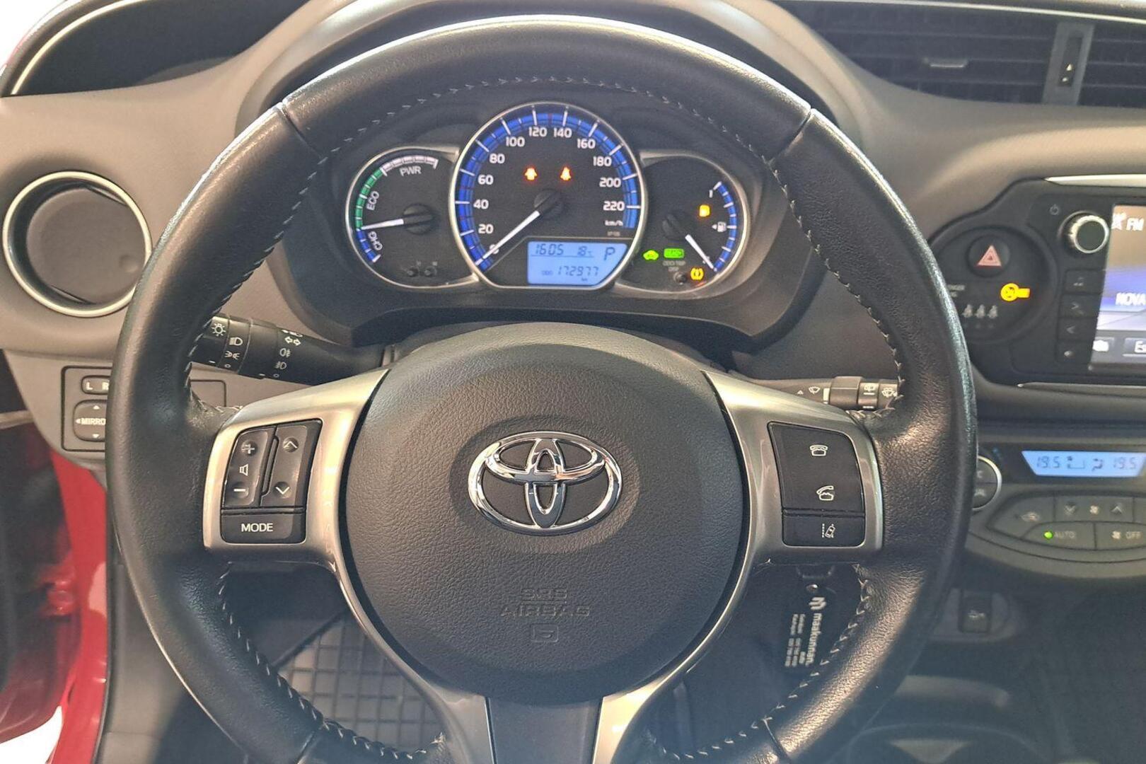 TOYOTA Yaris 2017