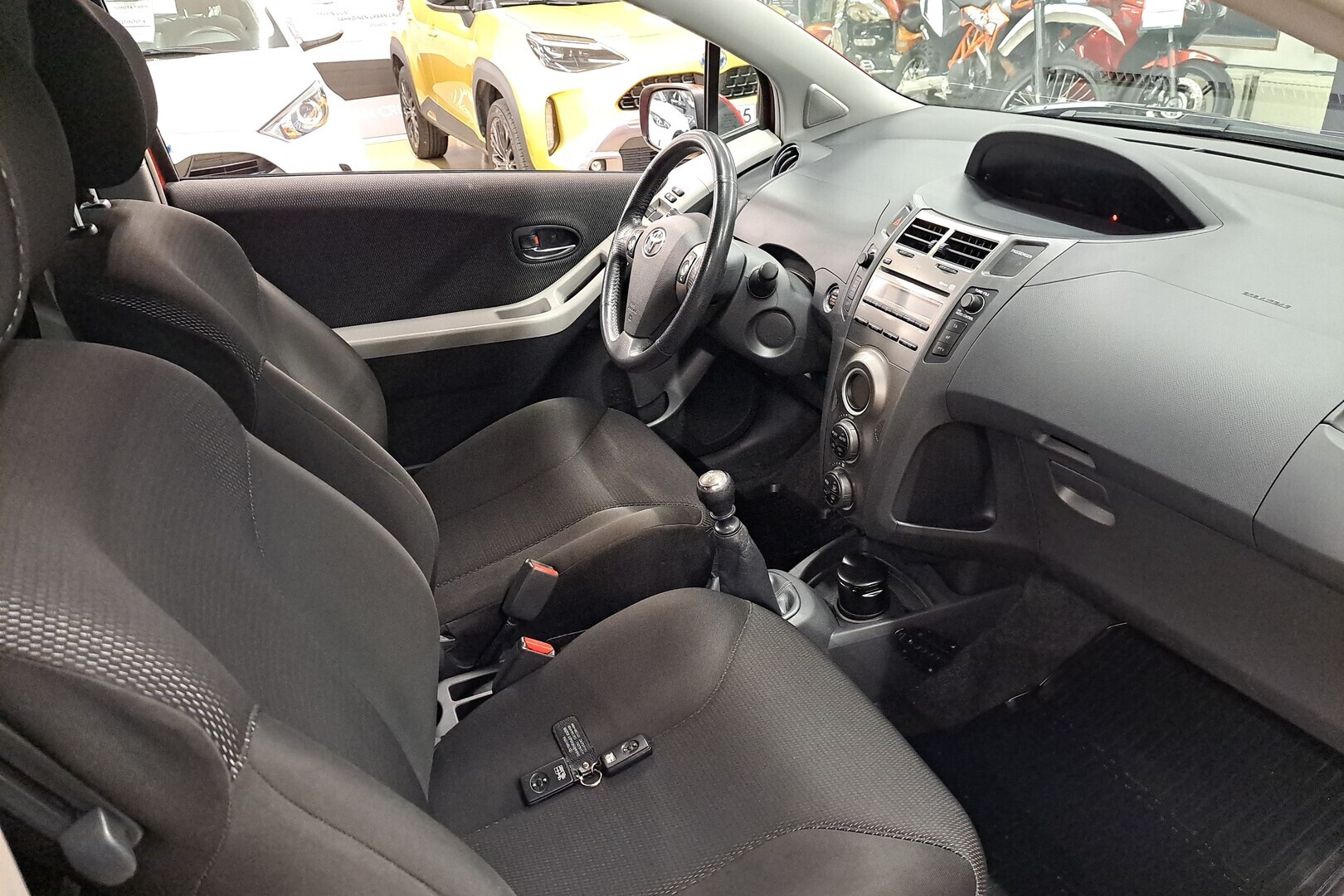 TOYOTA Yaris 2010