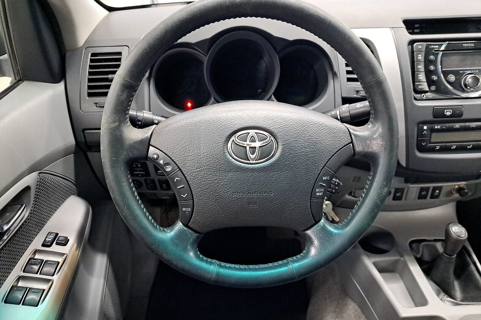 TOYOTA Hilux 2011