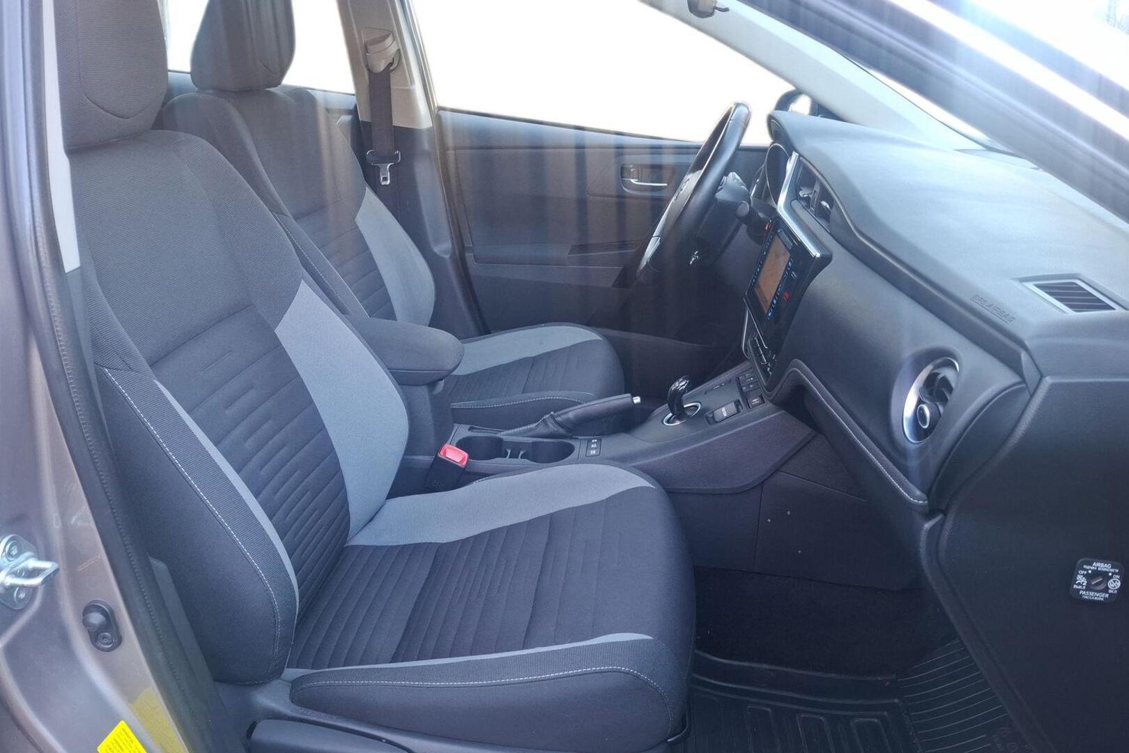 TOYOTA Auris 2016
