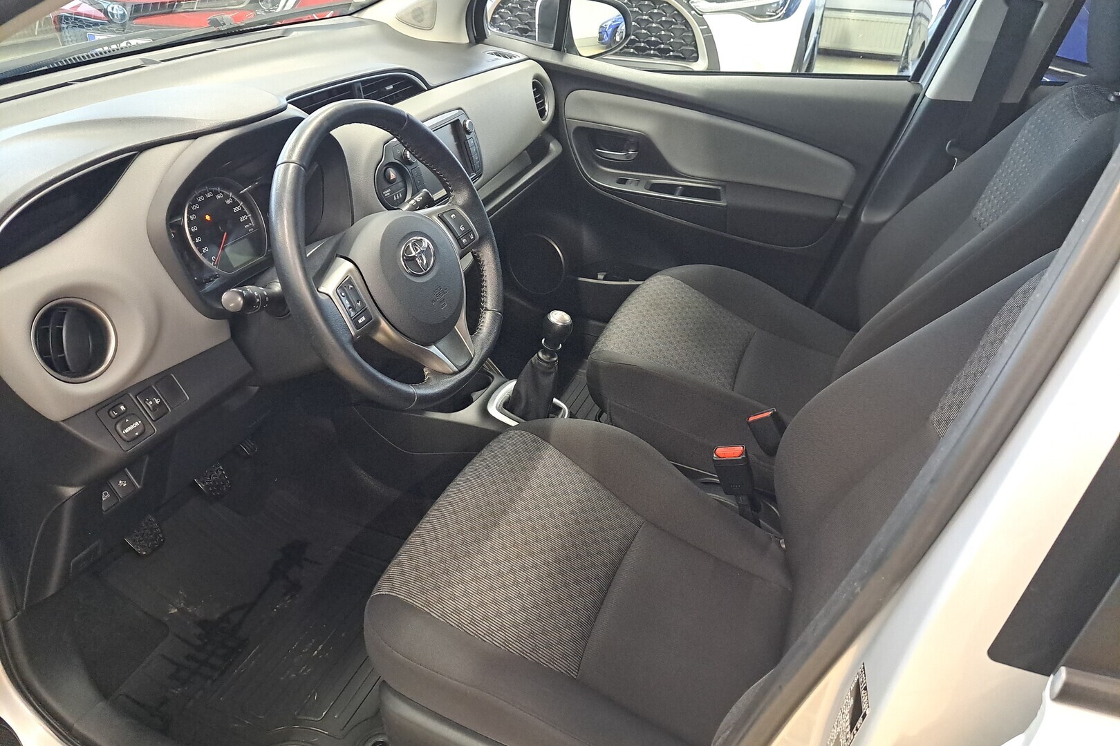 TOYOTA Yaris 2015