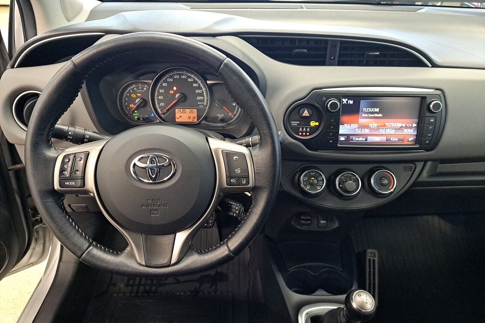TOYOTA Yaris 2015