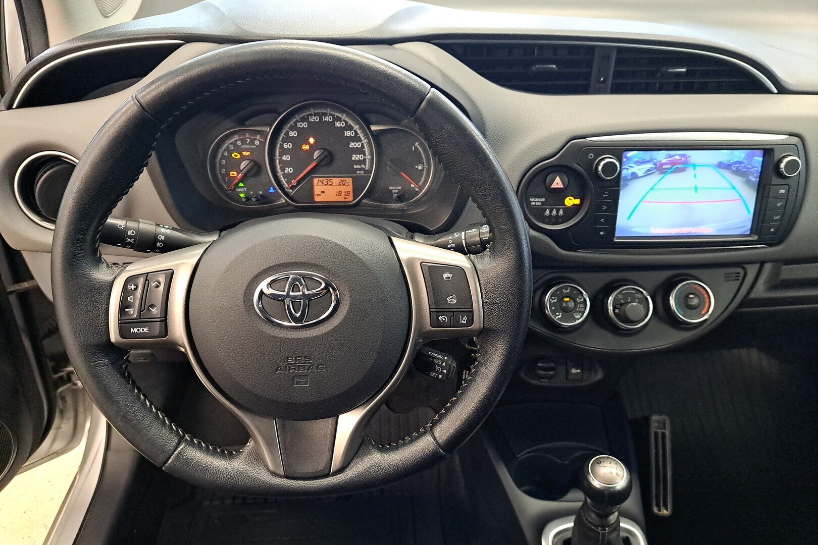 TOYOTA Yaris 2015