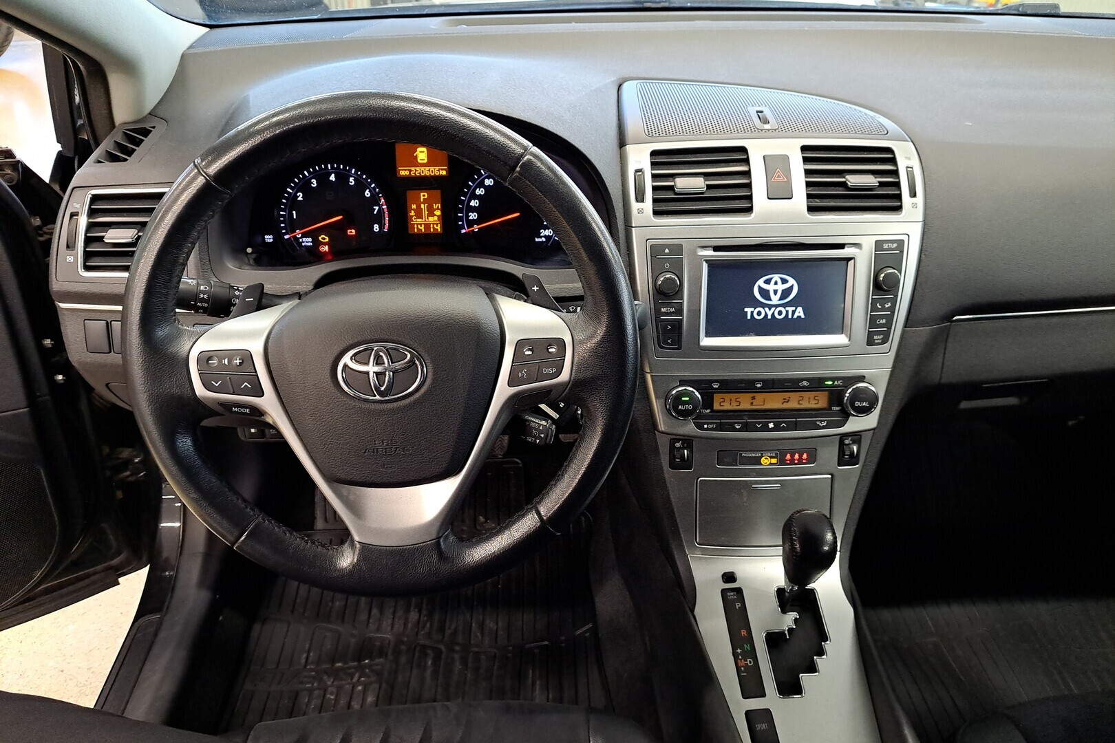 TOYOTA Avensis 2014