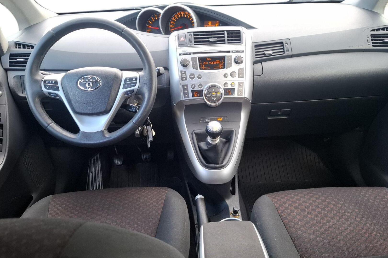TOYOTA Verso 2010
