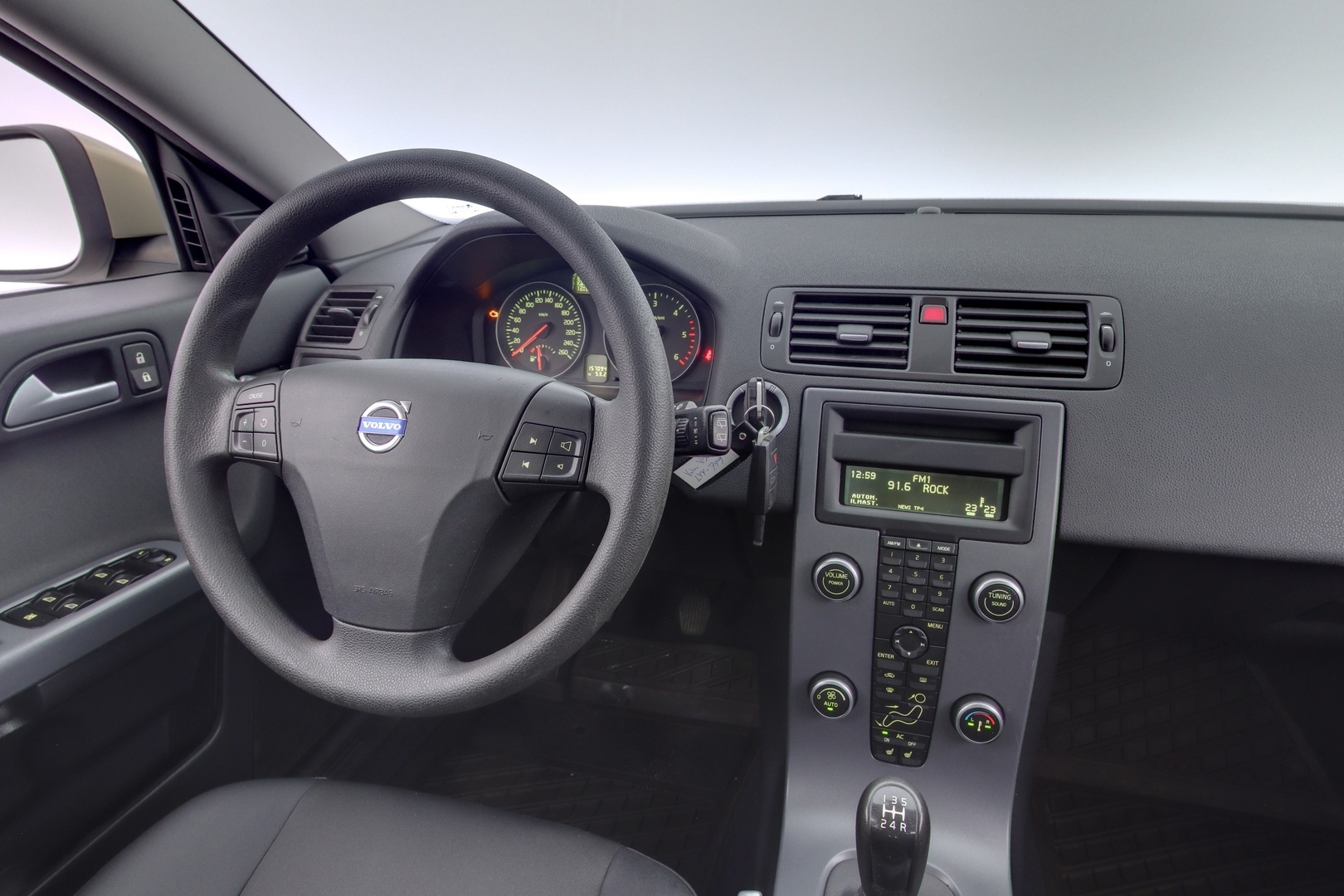 VOLVO V50 11