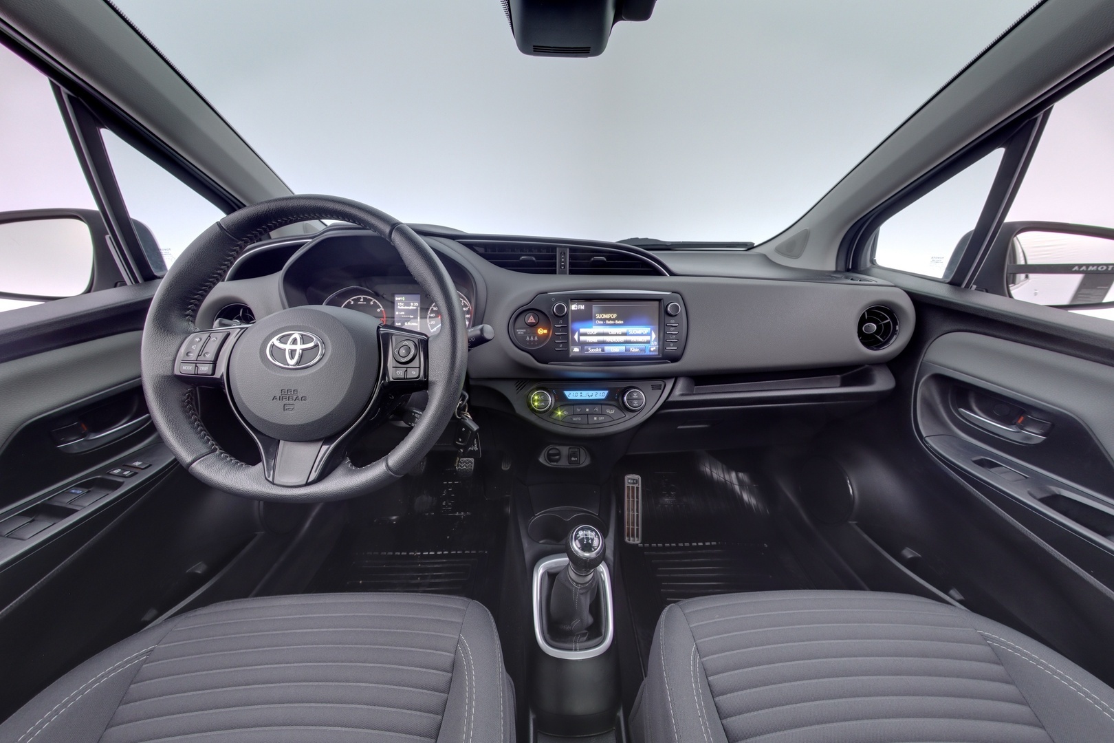 TOYOTA Yaris 10