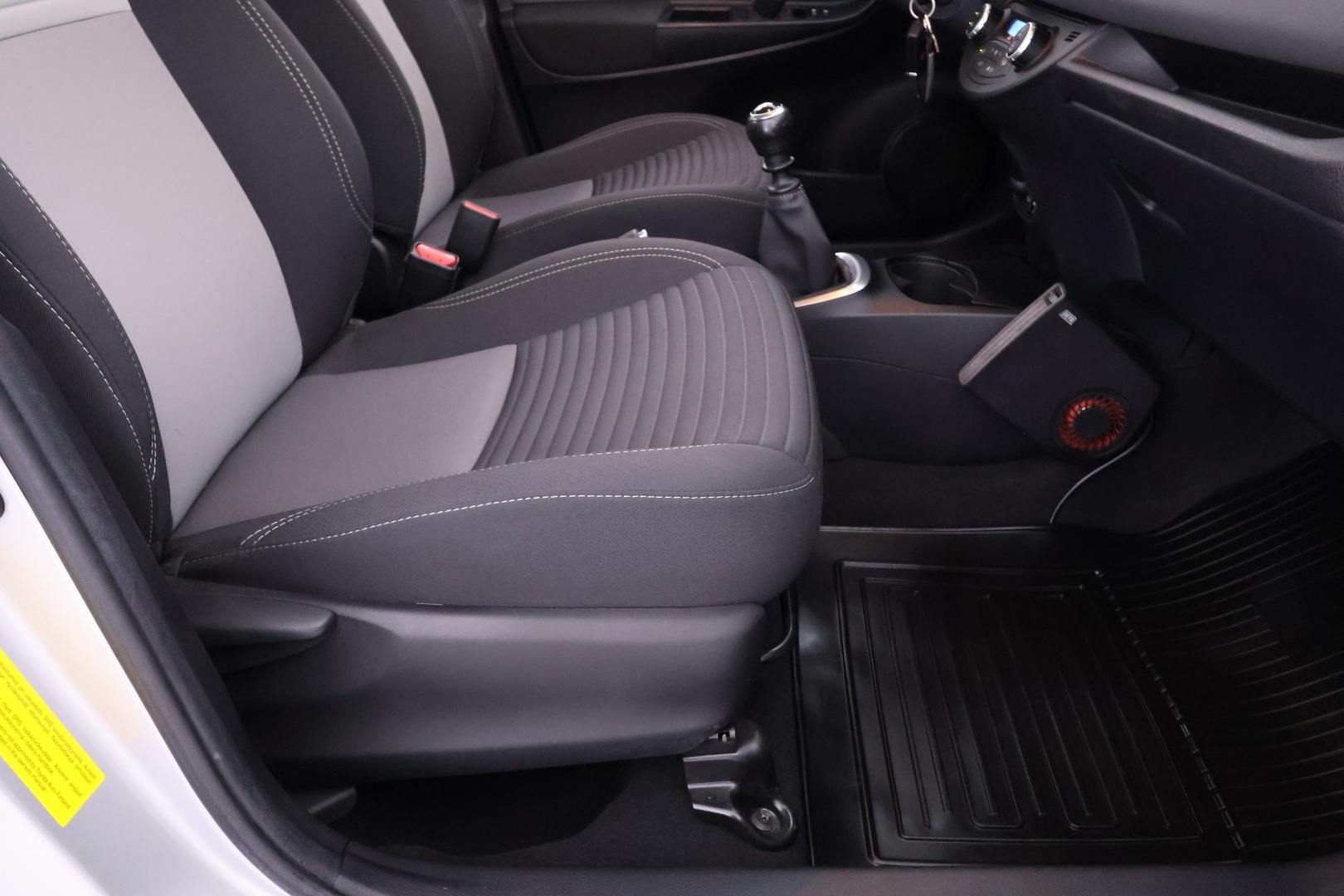 TOYOTA Yaris 18