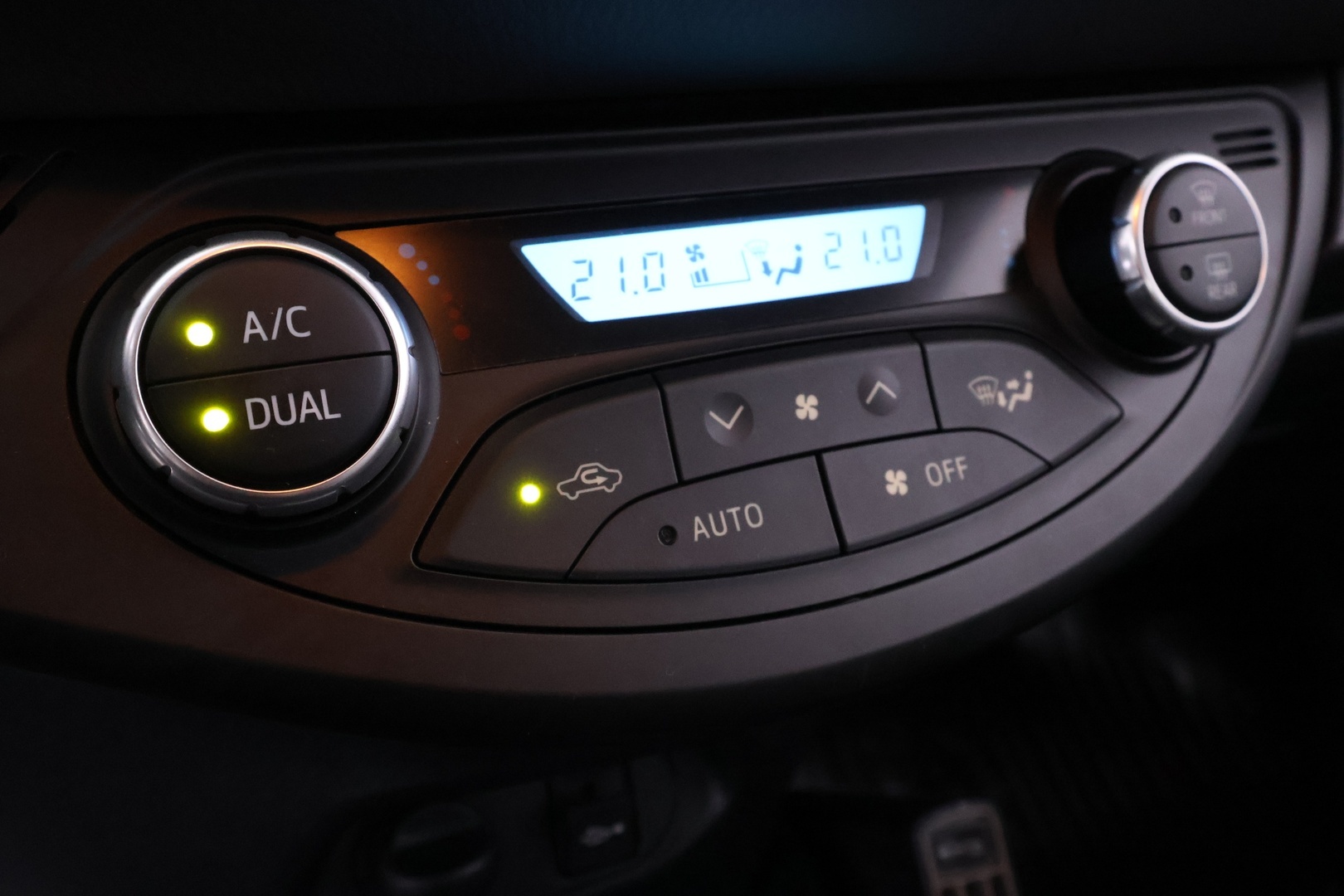 TOYOTA Yaris 34