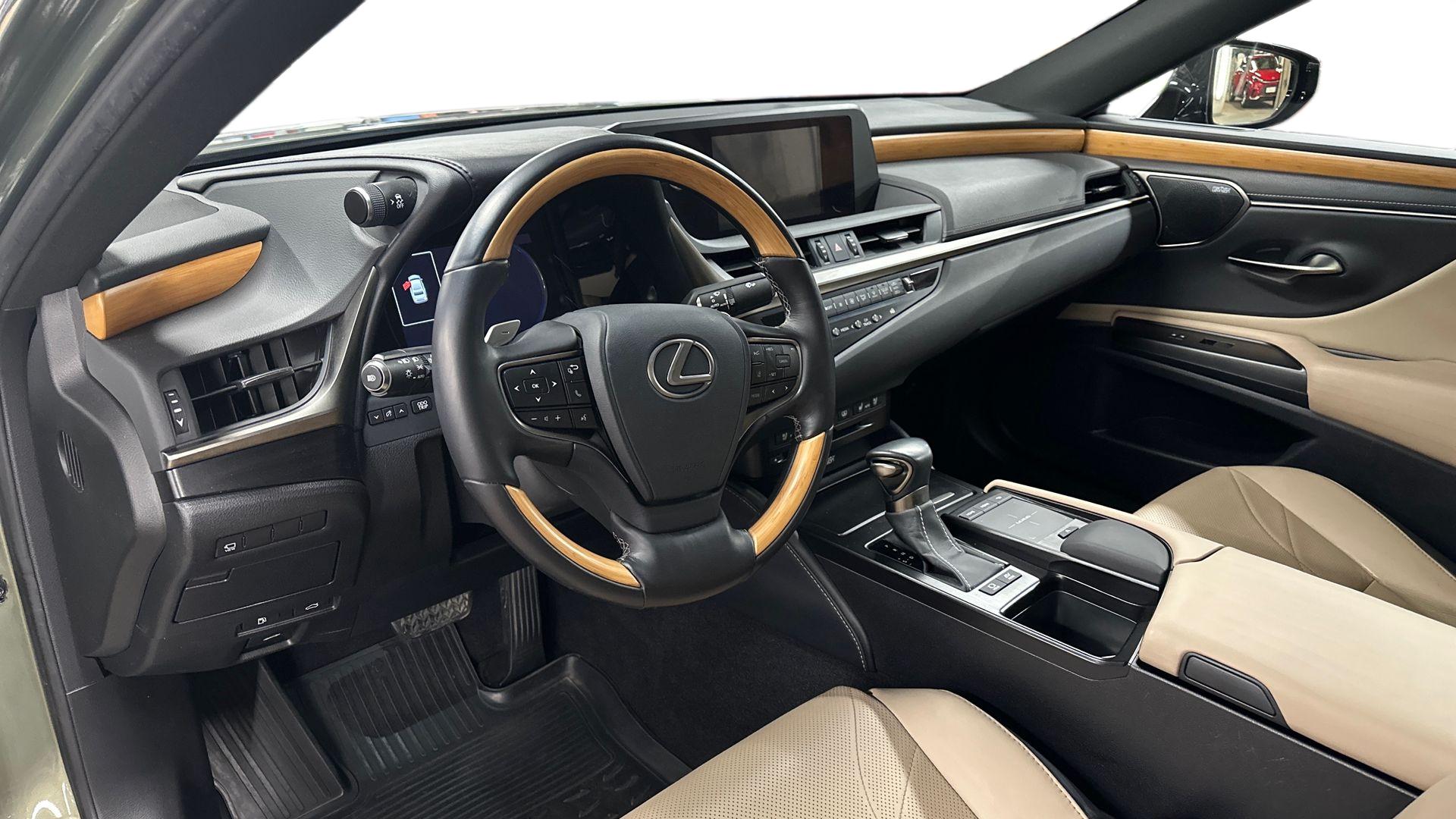 Lexus ES 2019