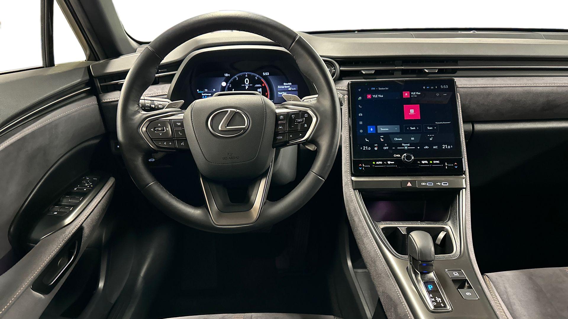 Lexus LBX 13