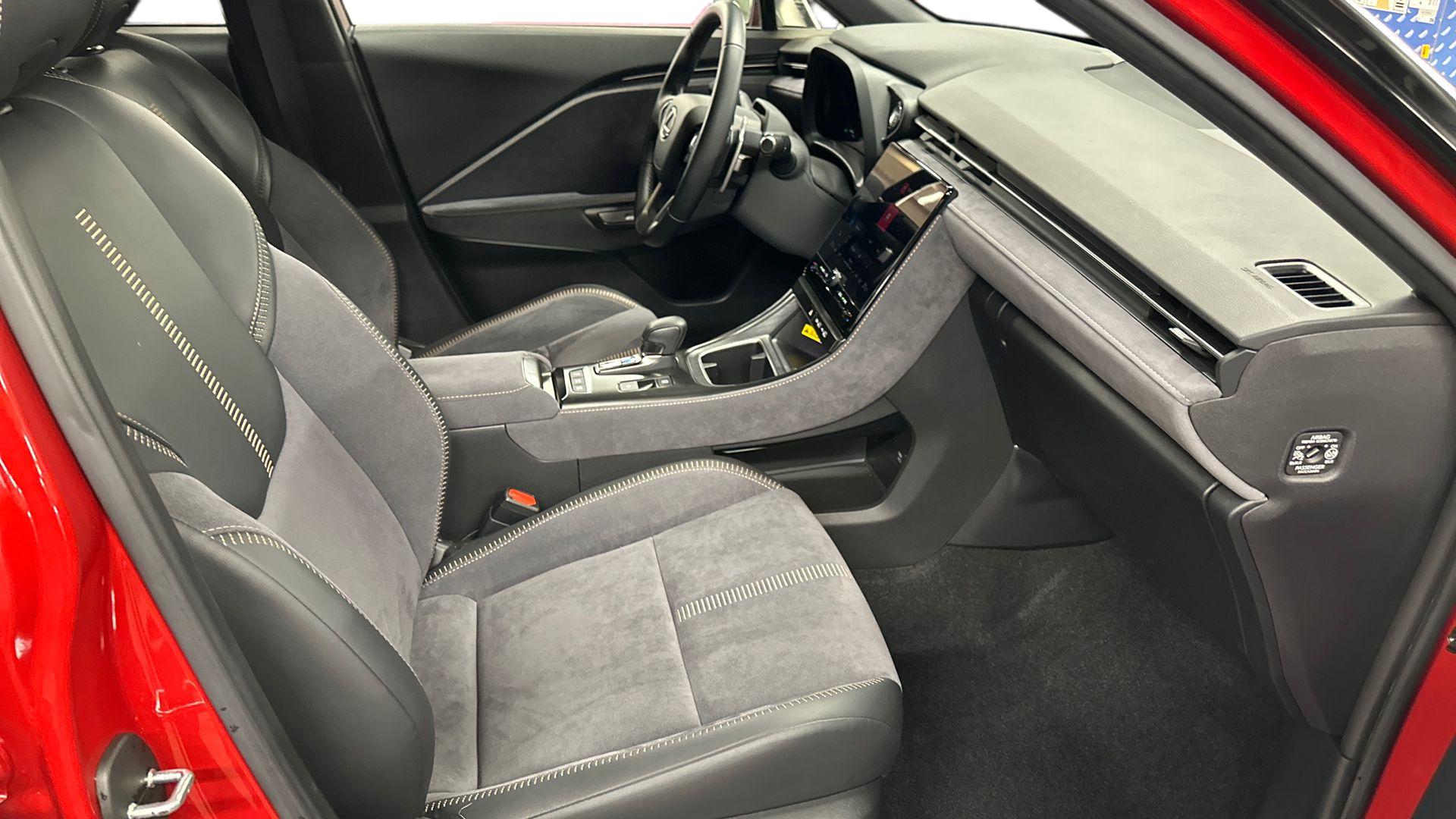 Lexus LBX 19