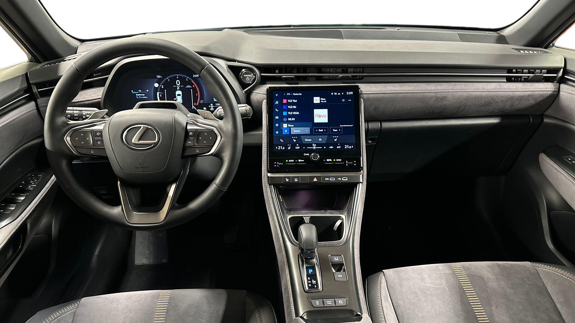 Lexus LBX 12