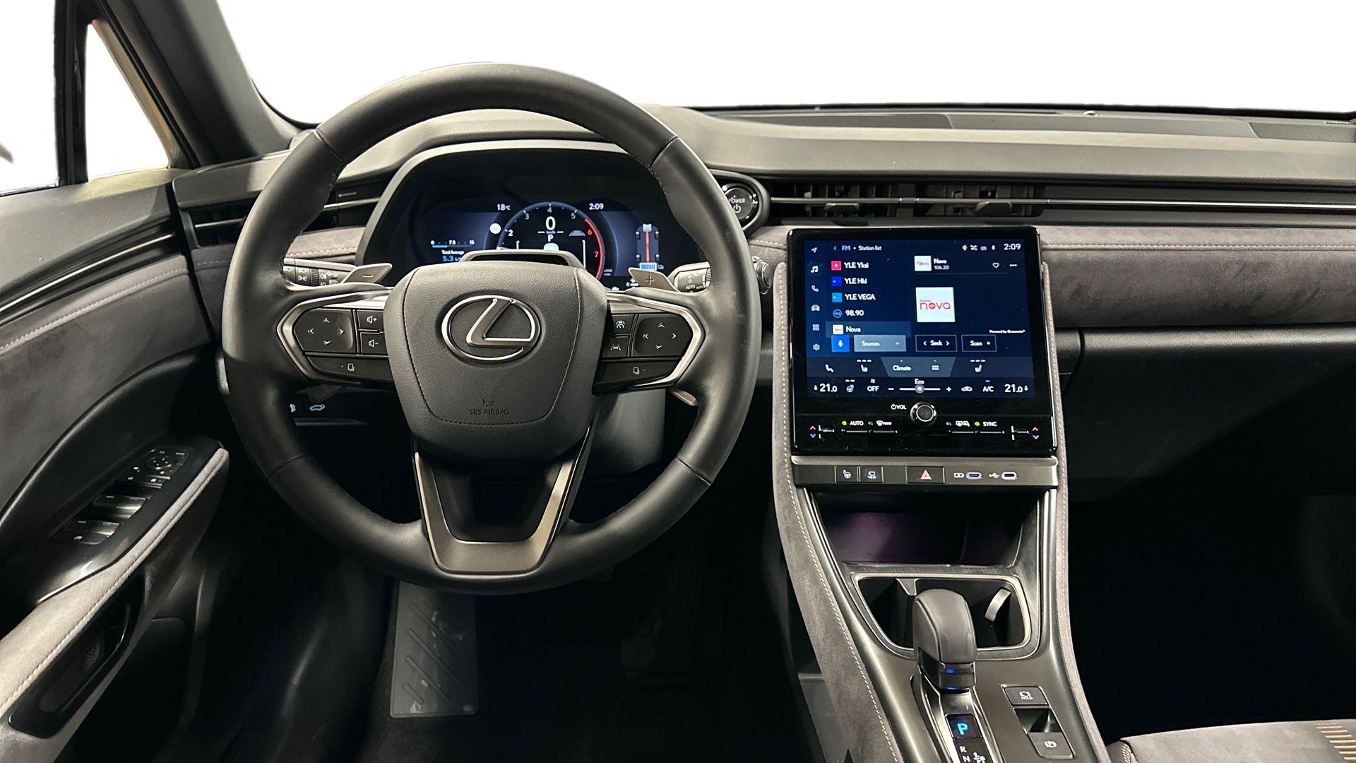 Lexus LBX 13