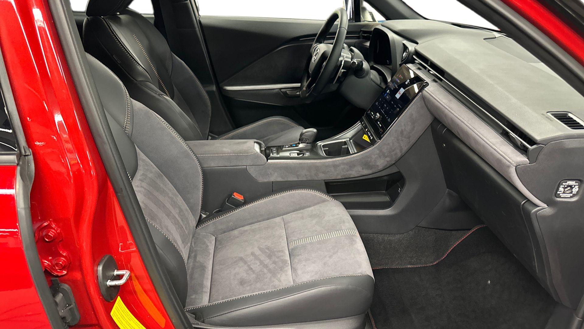 Lexus LBX 19