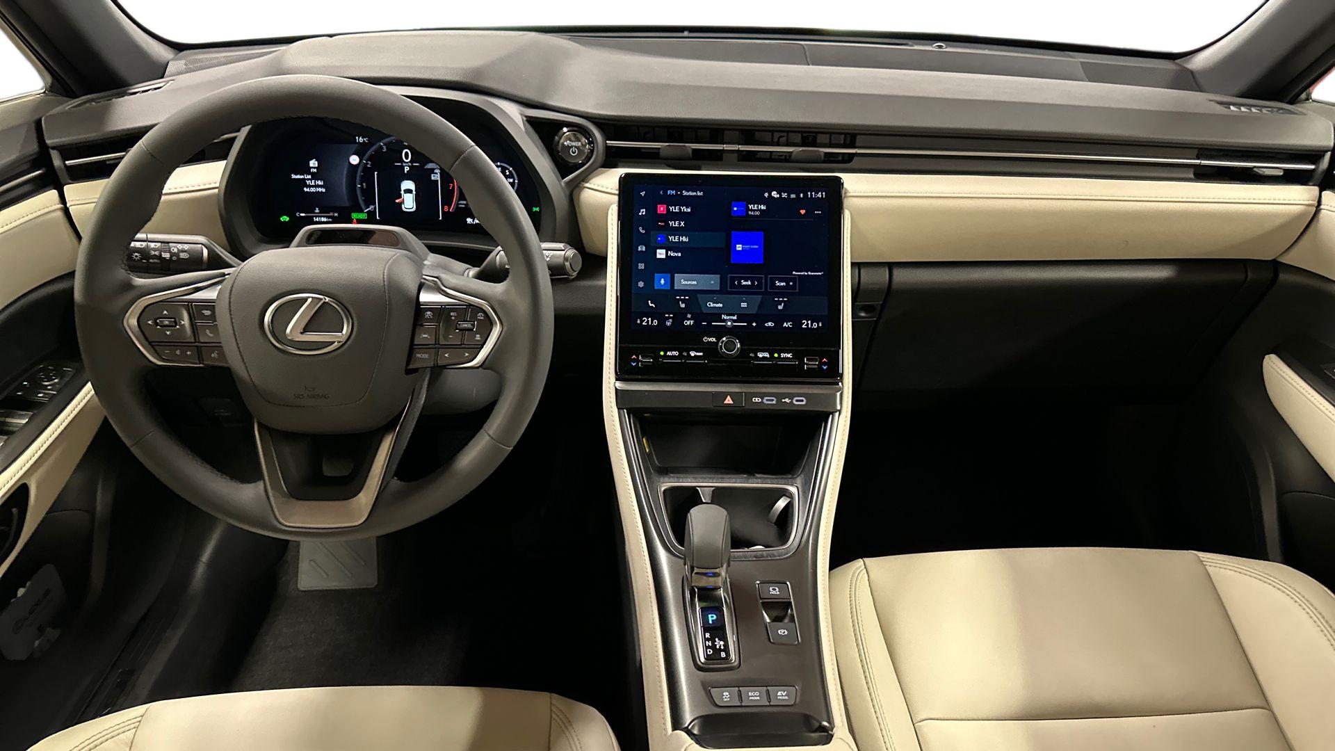 Lexus LBX 12