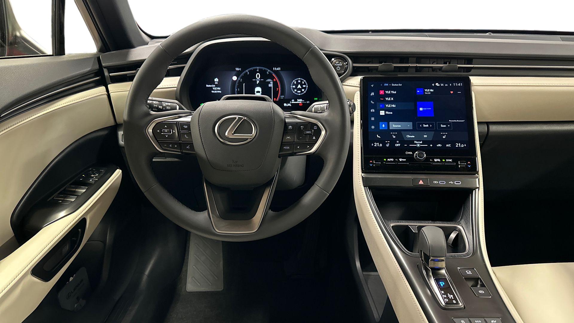 Lexus LBX 13