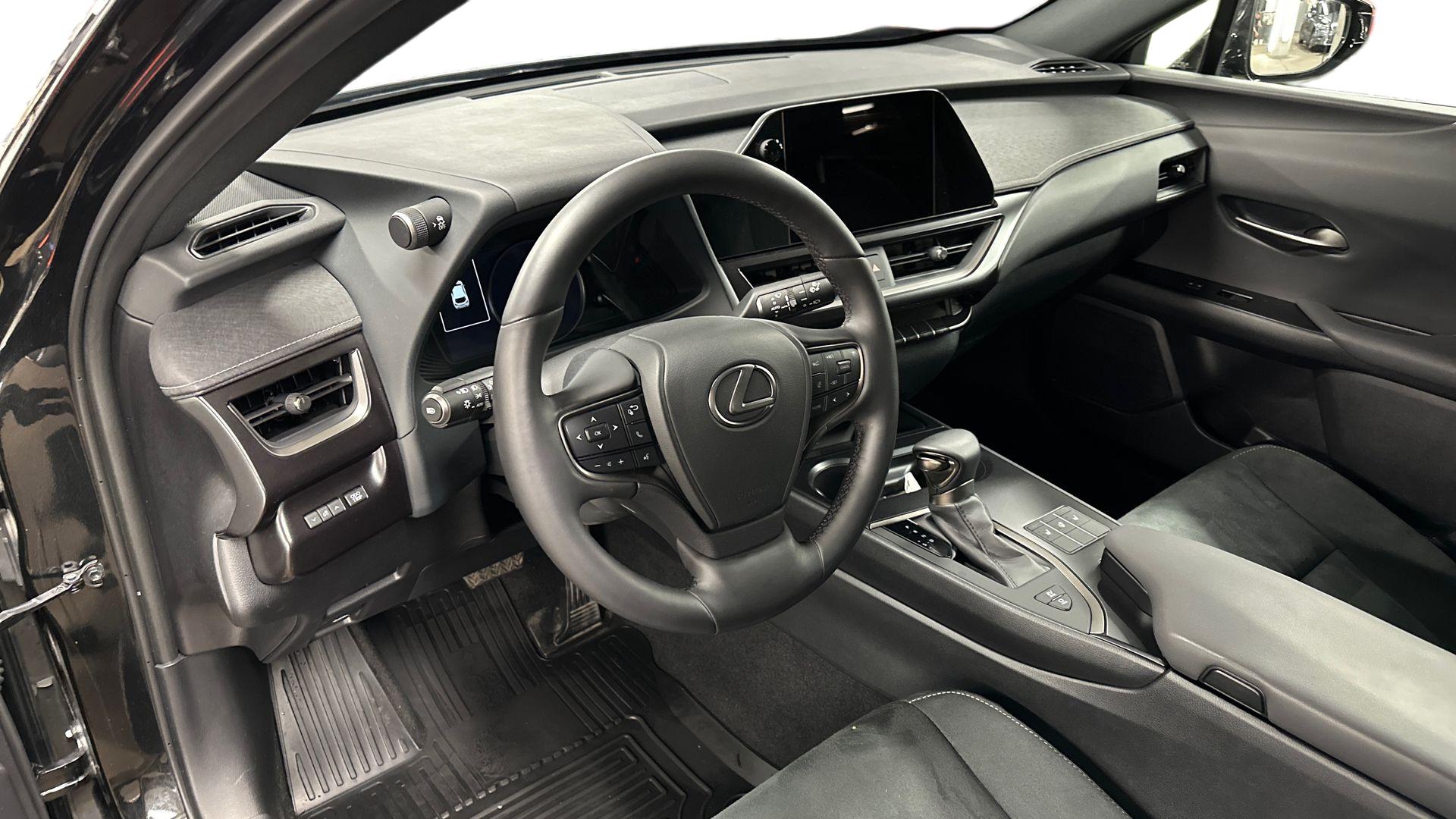 Lexus UX 2024