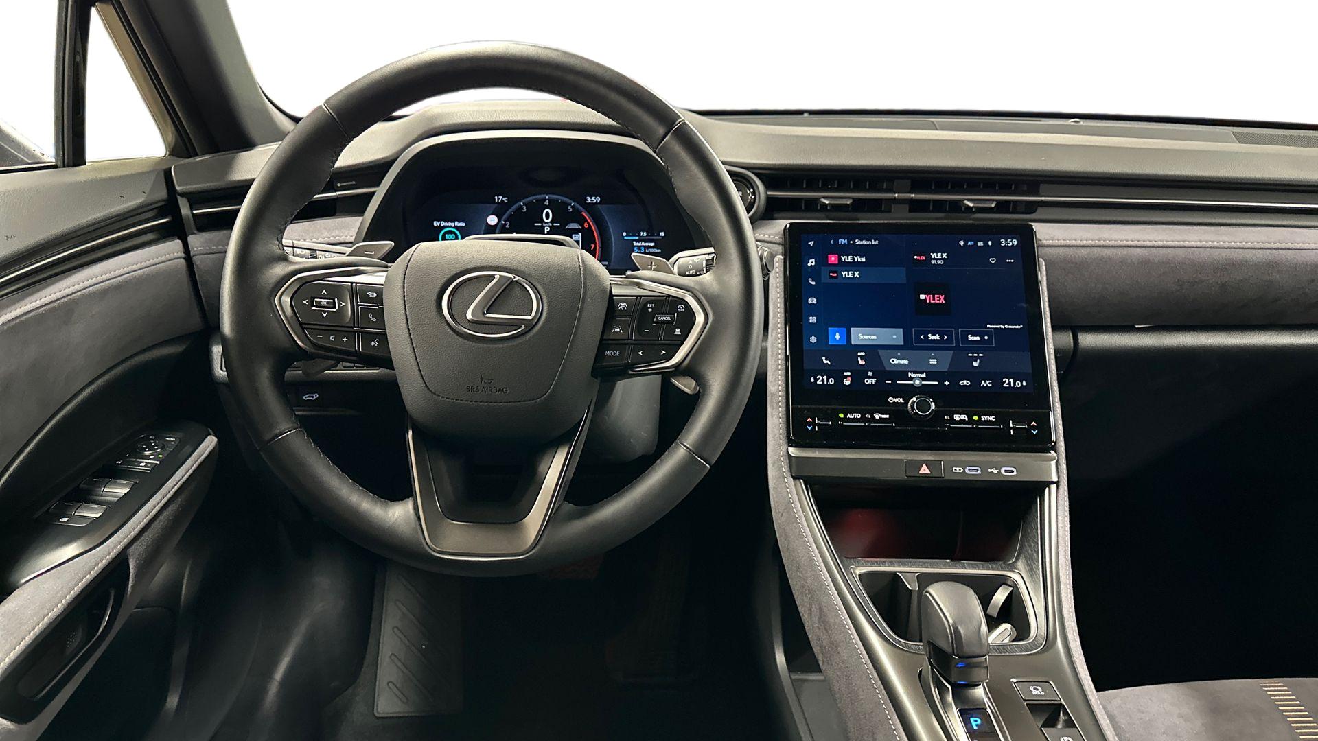 Lexus LBX 11