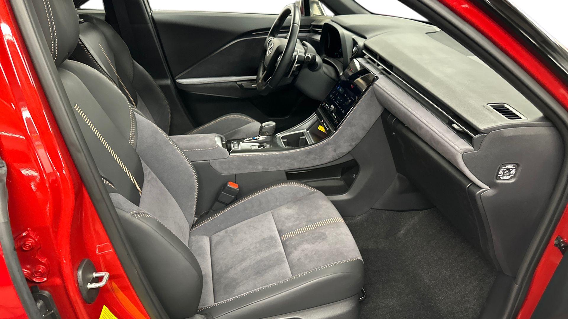Lexus LBX 17