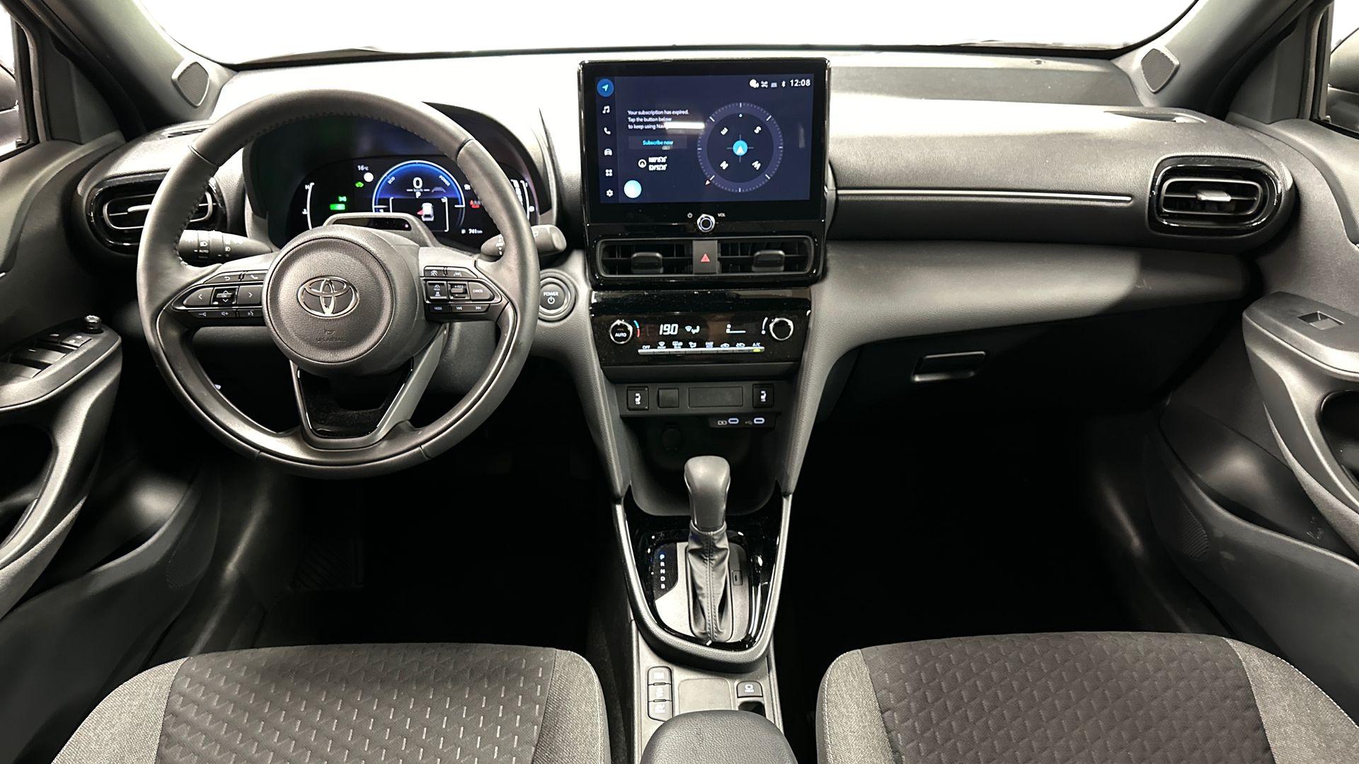 TOYOTA Yaris Cross 12