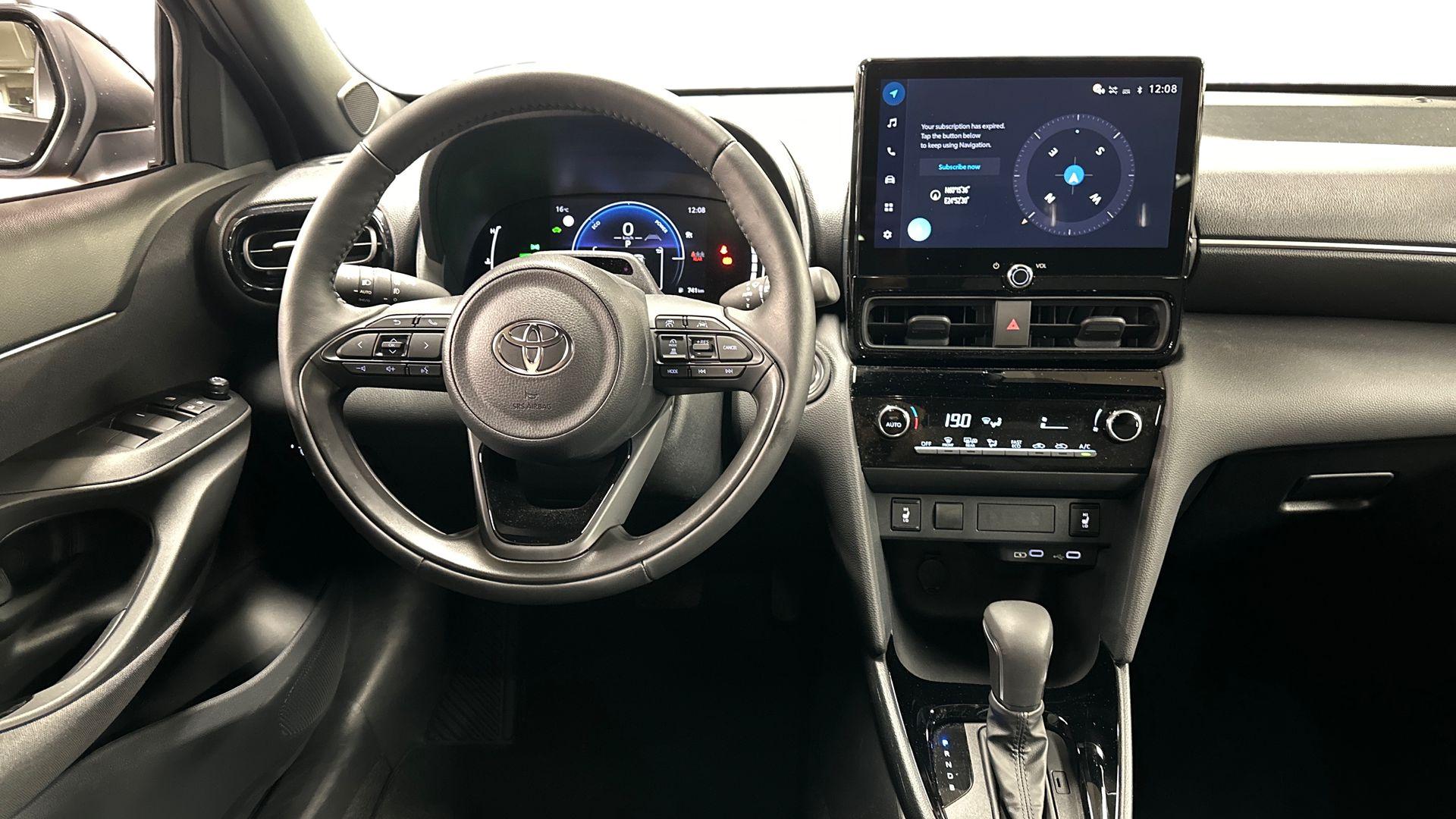 TOYOTA Yaris Cross 13