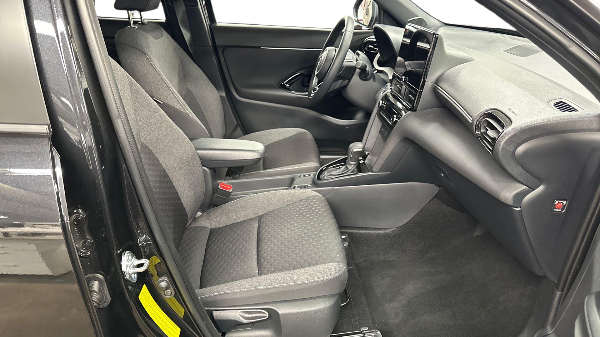 TOYOTA Yaris Cross 19