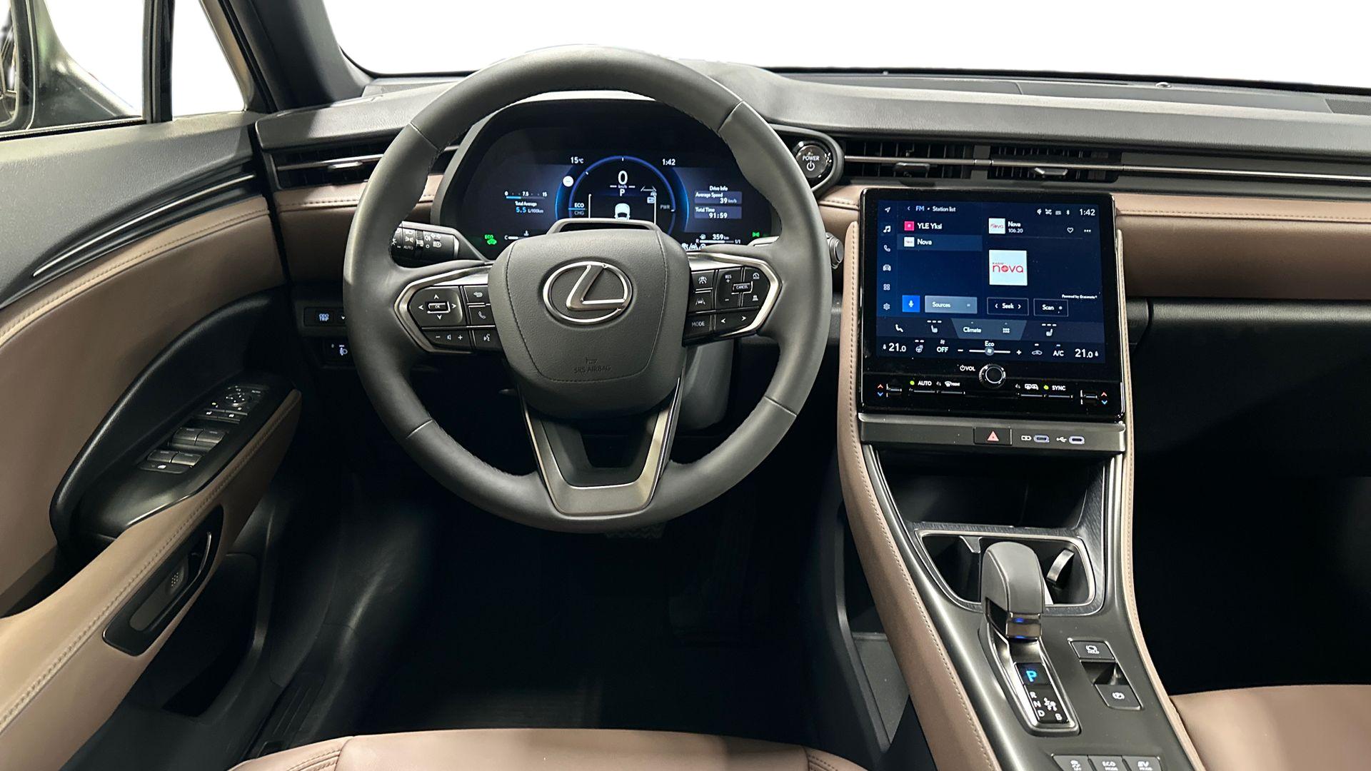 Lexus LBX 11
