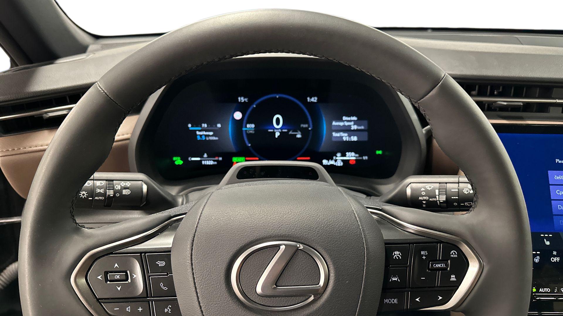 Lexus LBX 12