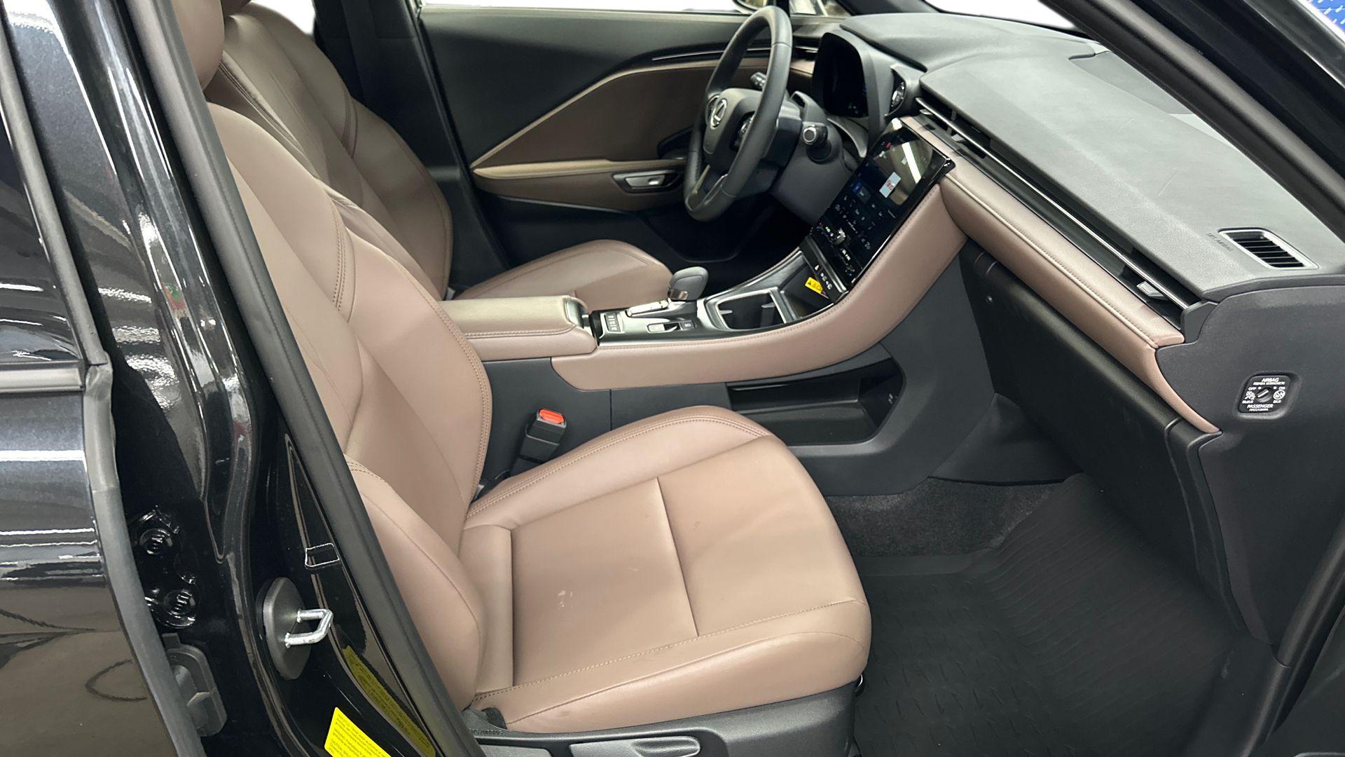 Lexus LBX 17