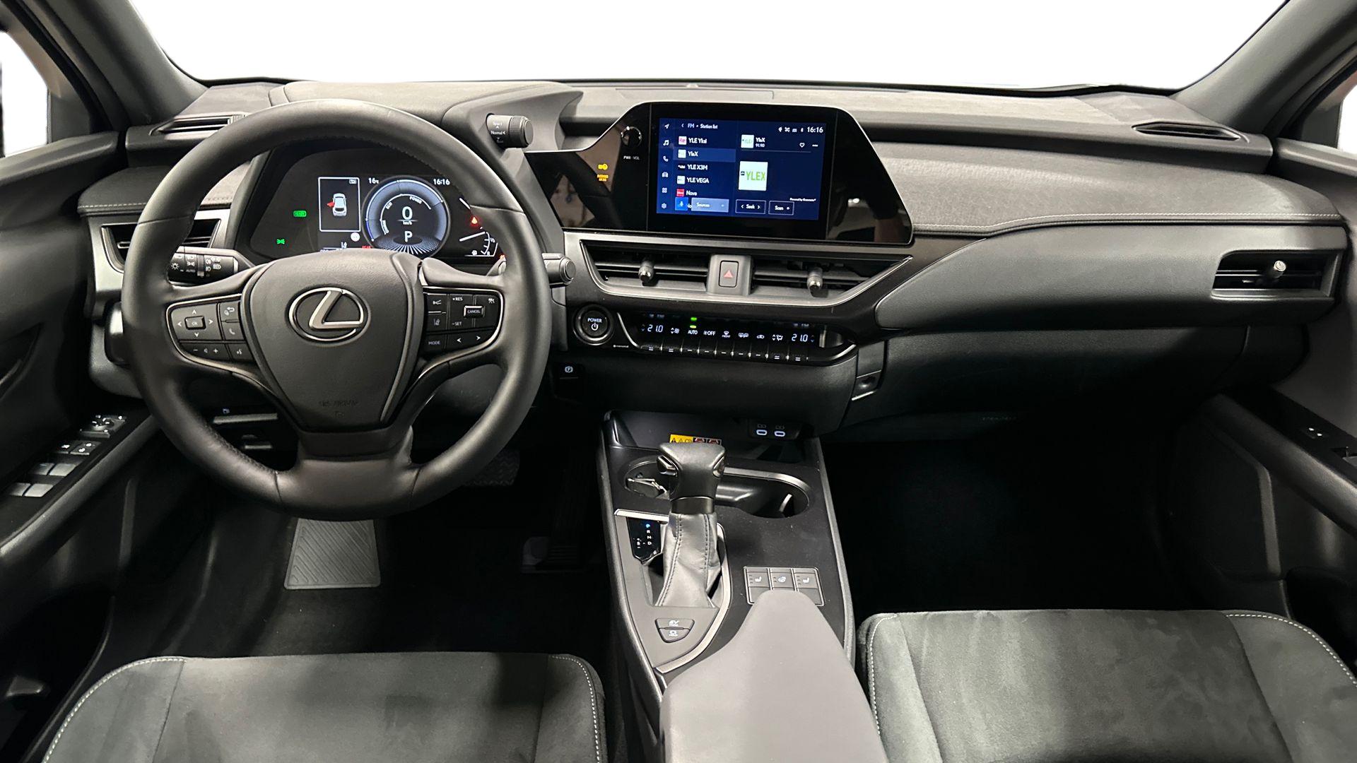 Lexus UX 12
