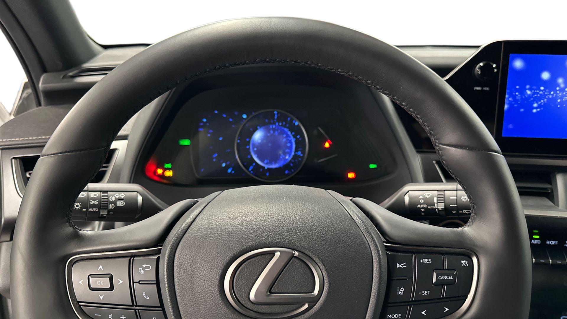 Lexus UX 14