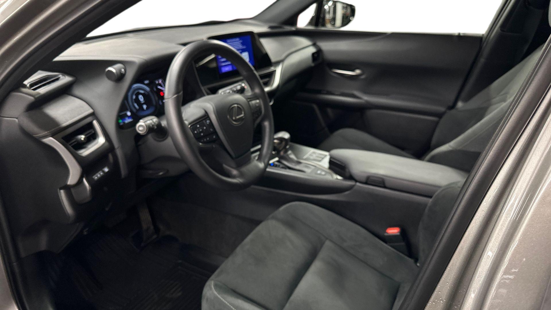 Lexus UX 10