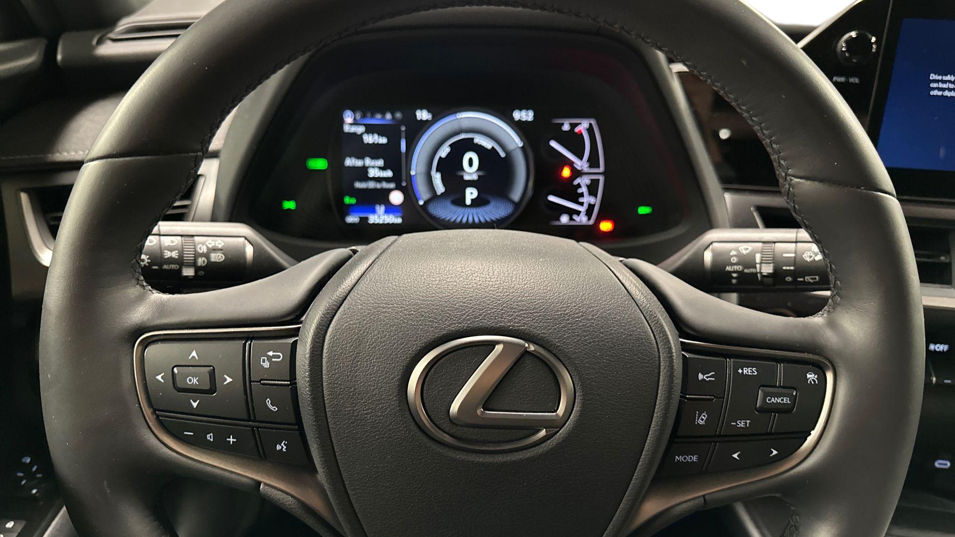 Lexus UX 14