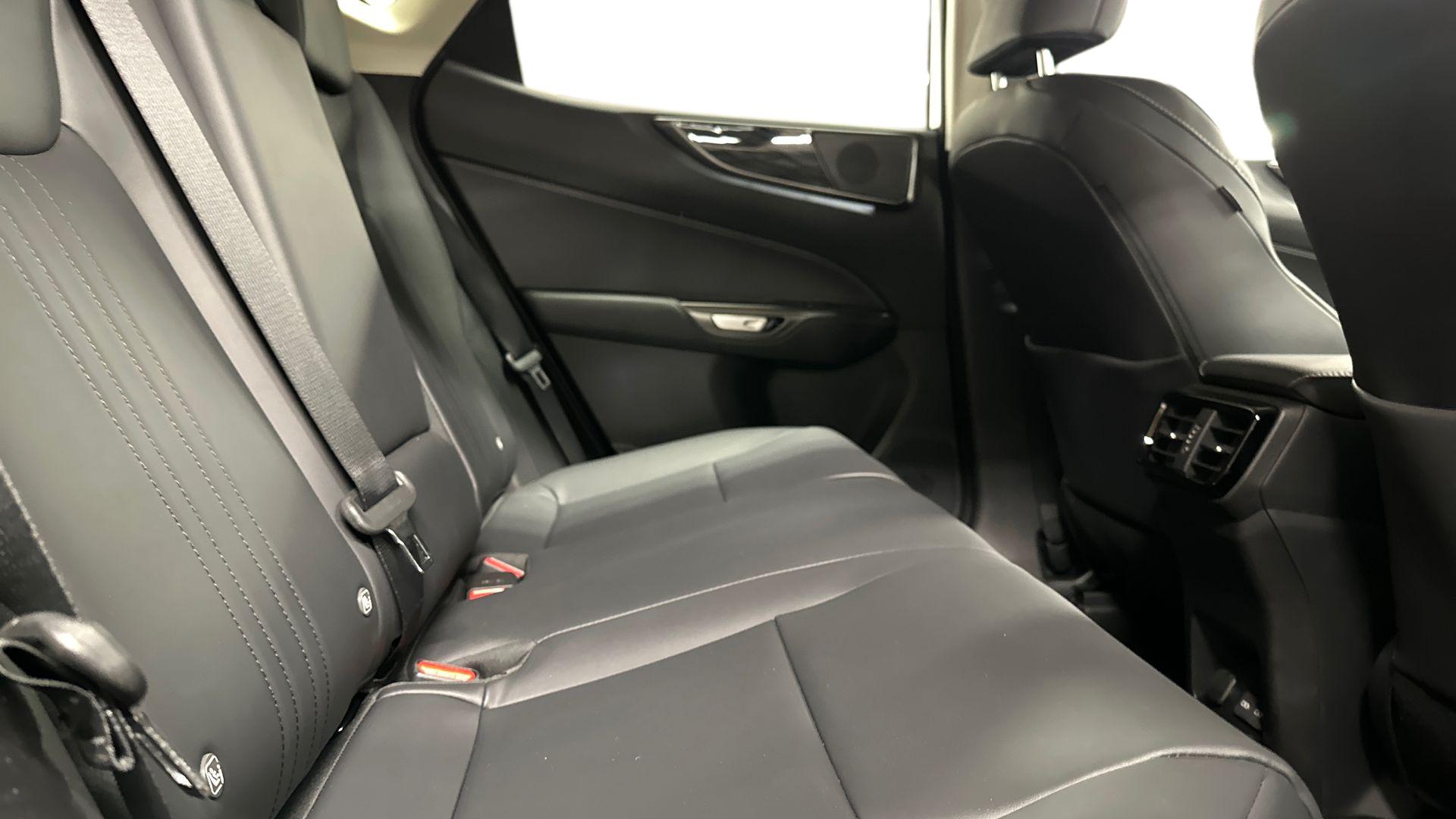 Lexus NX 18