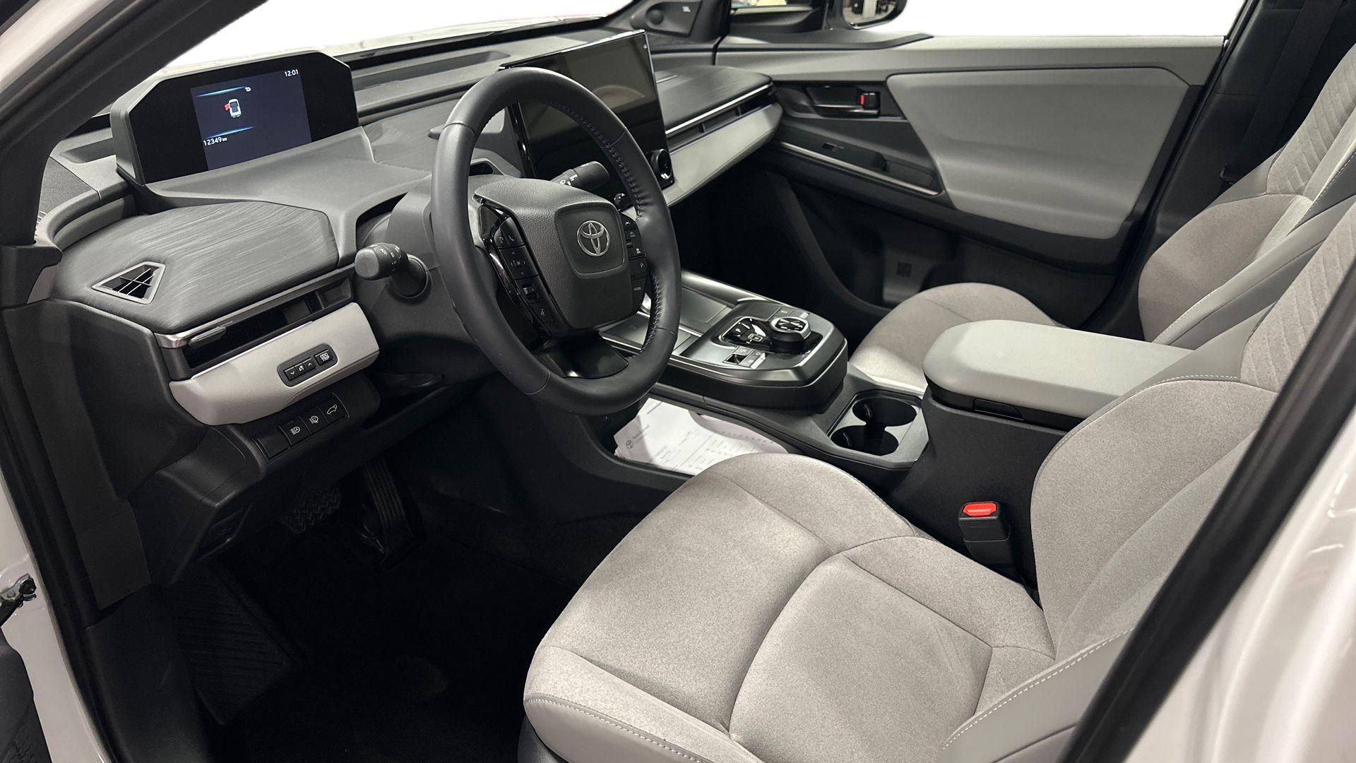 Toyota C-HR+ 10