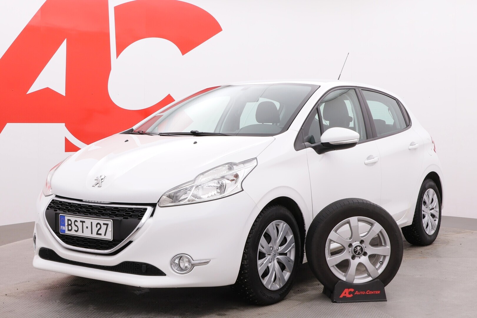 PEUGEOT 208 2015