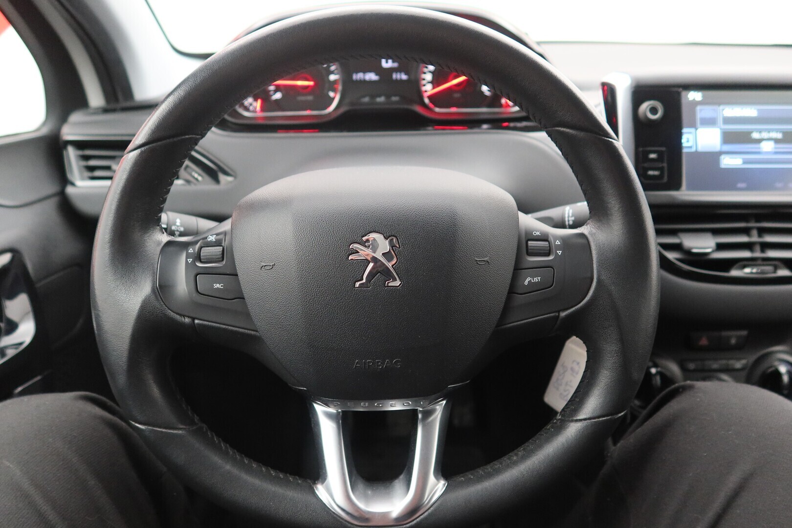 PEUGEOT 208 2015