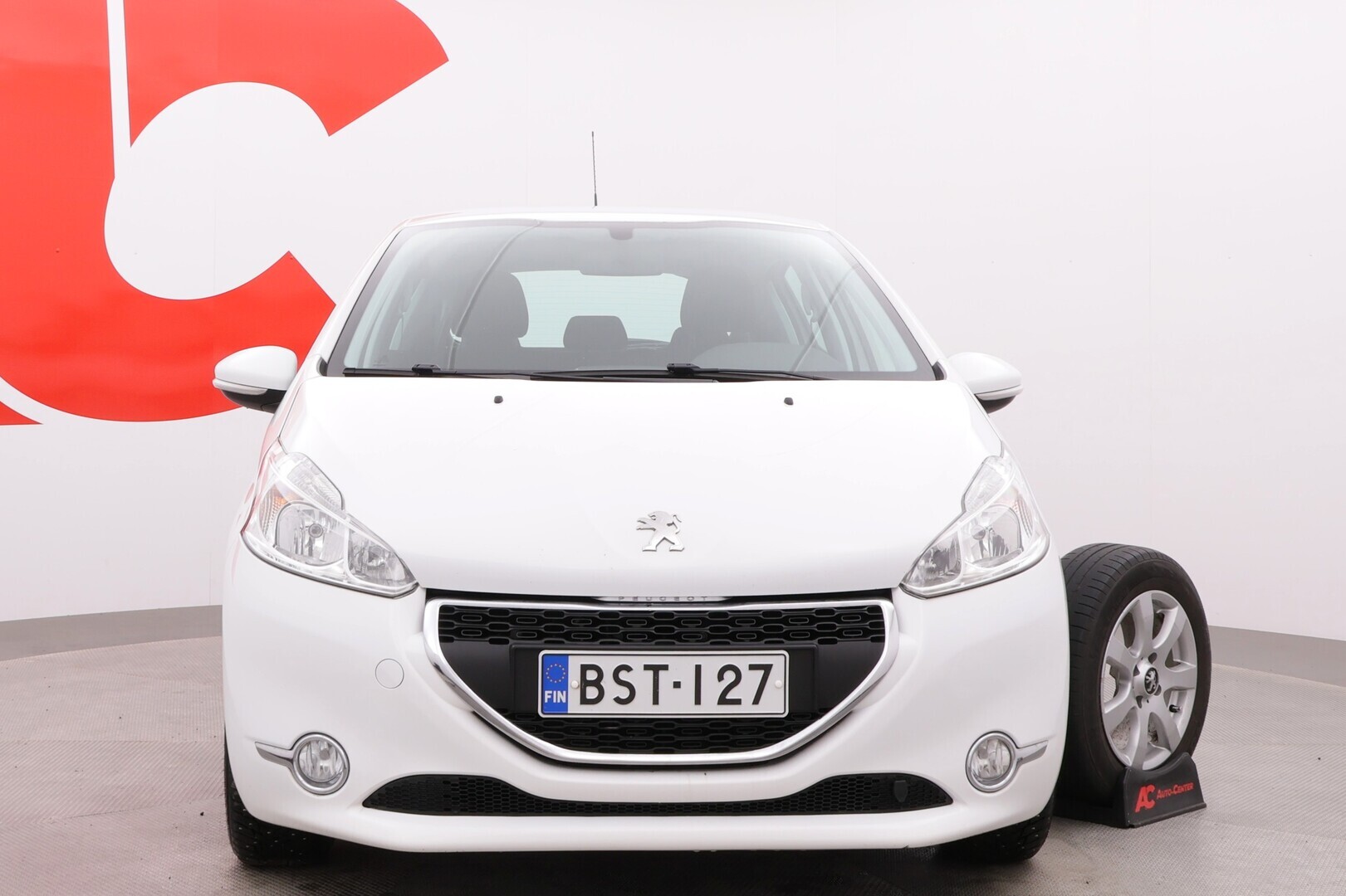 PEUGEOT 208 2015