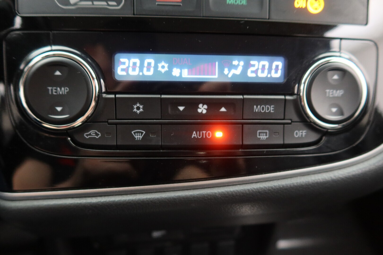 MITSUBISHI Outlander PHEV 2015