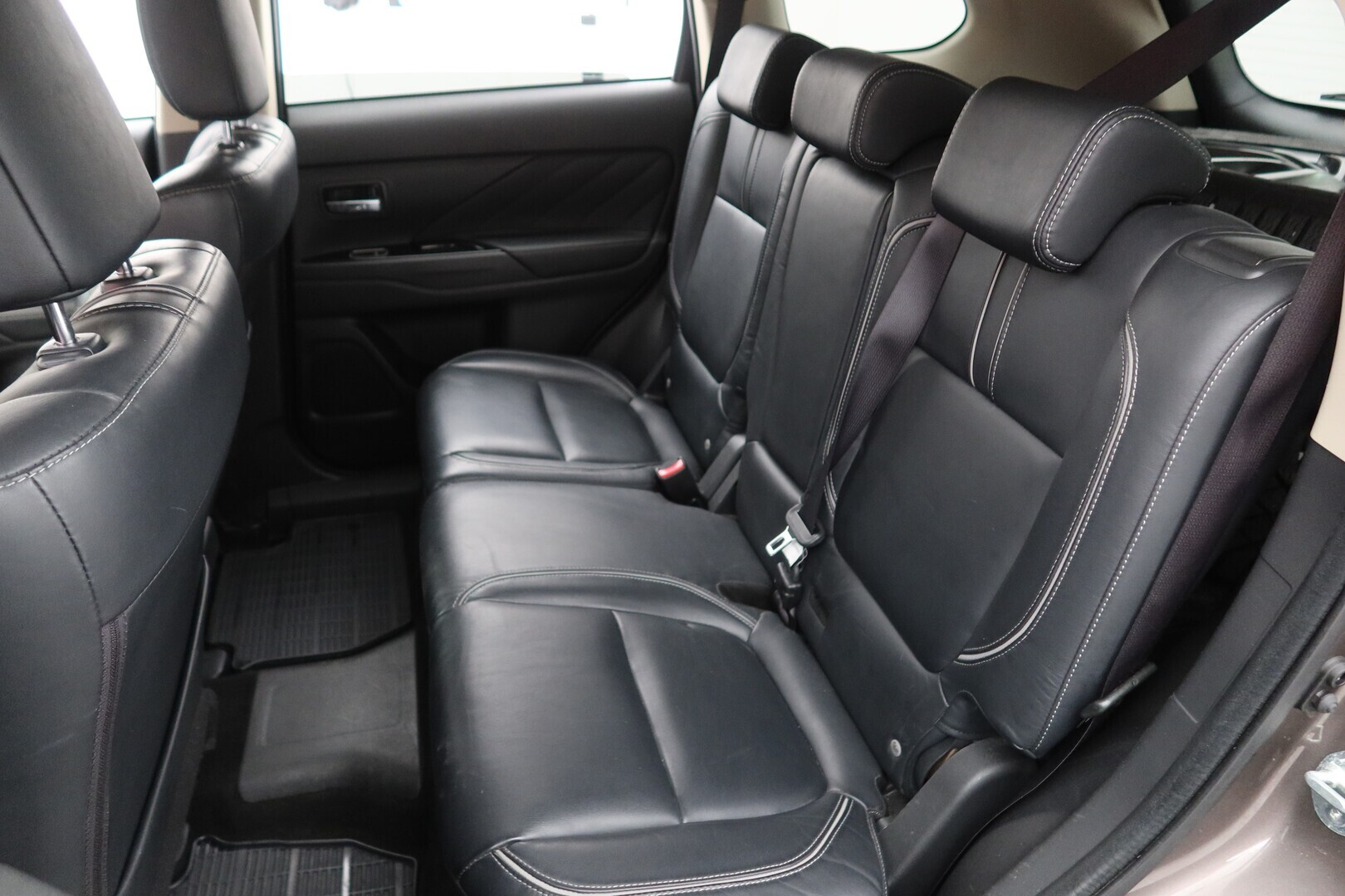 MITSUBISHI Outlander PHEV 2015