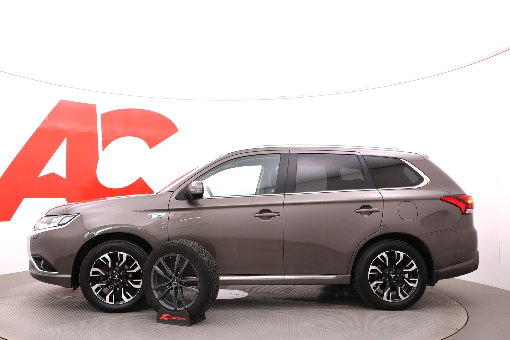 MITSUBISHI Outlander PHEV 2015